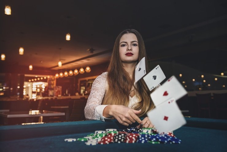 Dealer live casino berinteraksi dengan pemain secara virtual melalui platform online