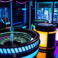 Papan permainan table games klasik dengan kartu dan chip di depan pemain